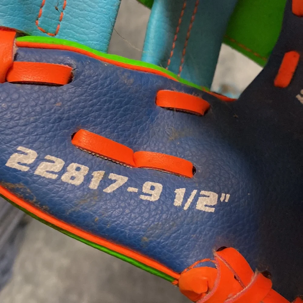 Pair of baseball gloves - Picture 5 of 6